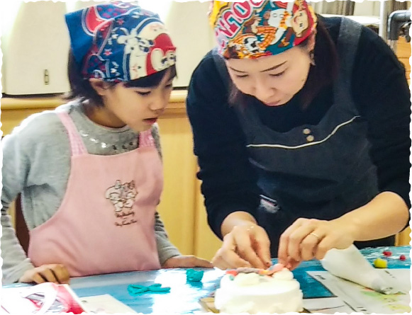 ドリームケーキプロジェクト｜子どもたちに自分の夢を描いてもらい、その夢の絵をパティシエとともに本物のケーキにするイベントです。