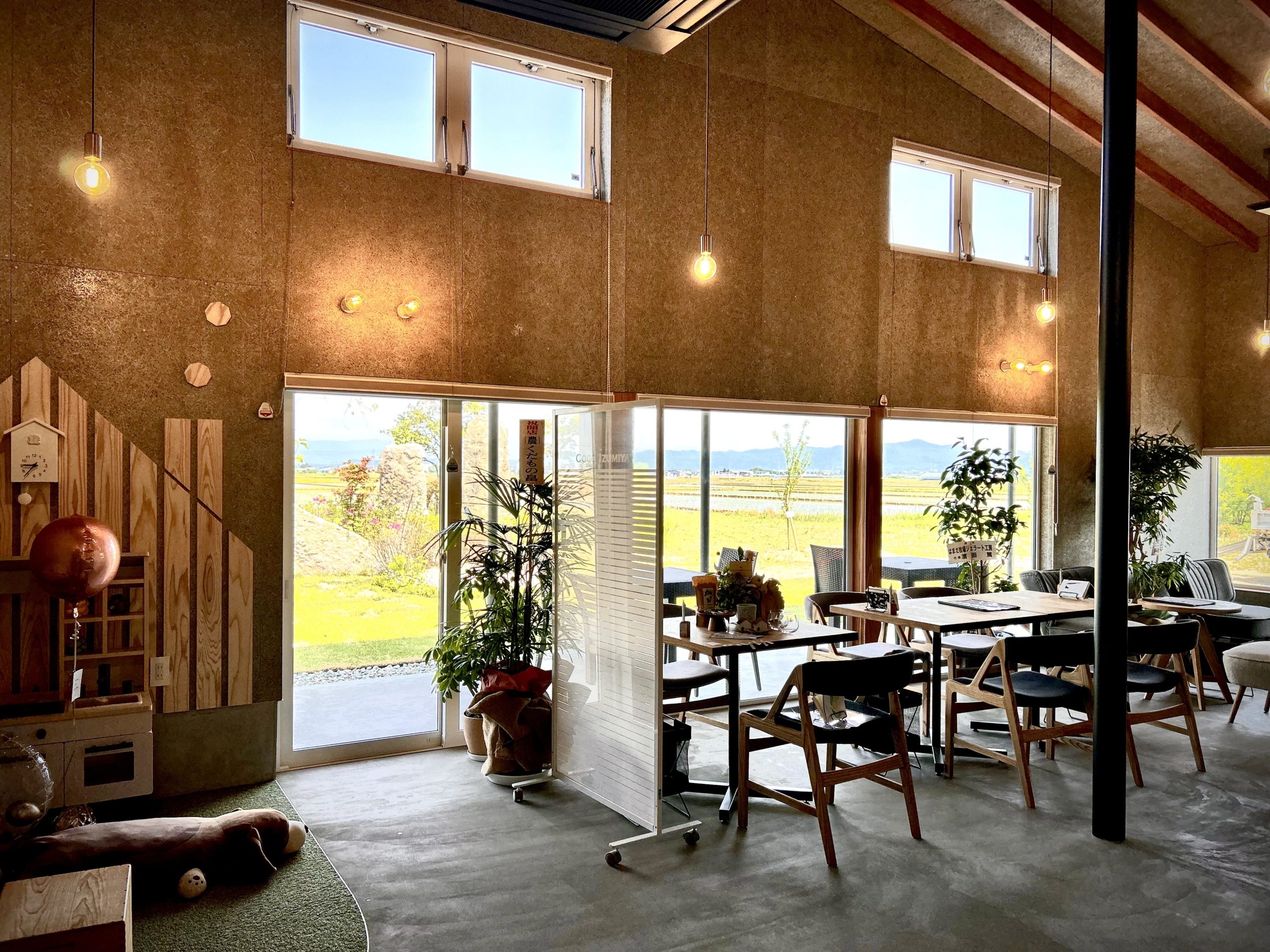 西側テラスの景色が自慢のカフェ♪